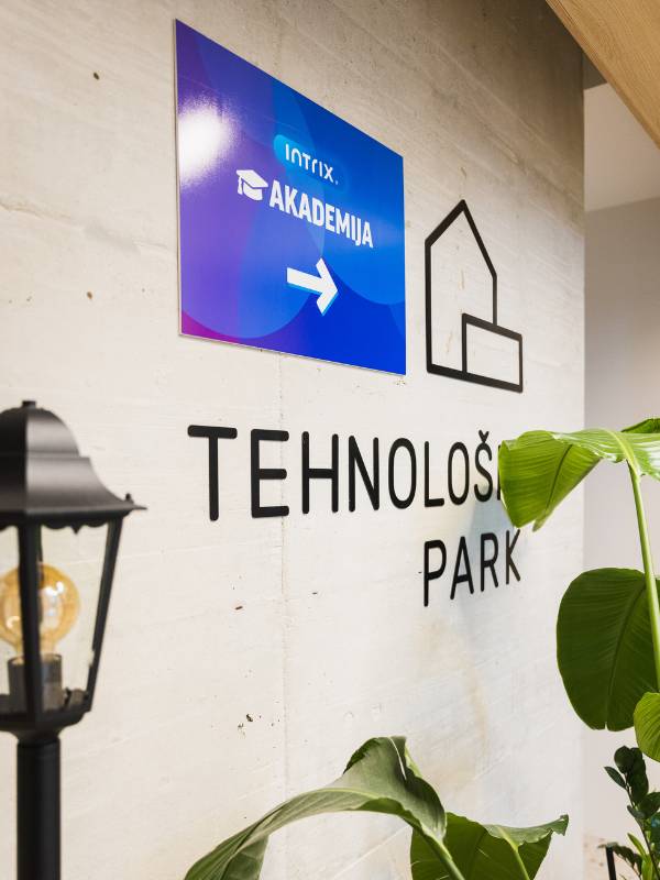 Logotipa Intrix akademije in Tehnoloskega parka Ptuj