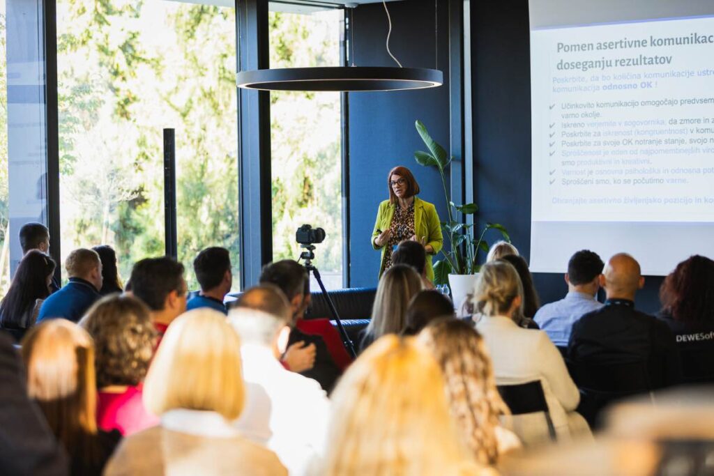 Margareta Guček Zakošek med predavanjem na Intrix akademiji 2023