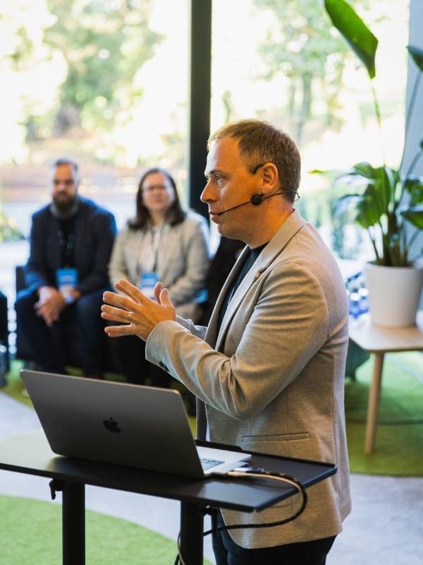 Marko Bauman med predavanjem na Intrix akademiji 2023