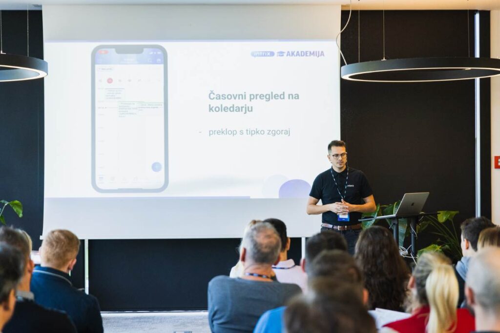 Matej Svrznjak med predavanjem na Intrix akademiji 2023