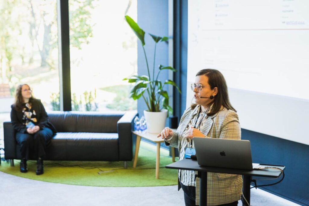 Patricija Gavez med predavanjem na Intrix akademiji 2023