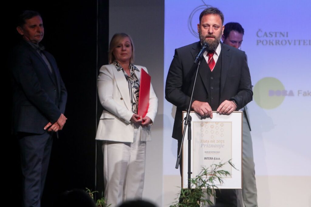 Direktor Peter Ladič ob prejemu uglednega priznanja Direktor Peter Ladič ob prejemu uglednega priznanja