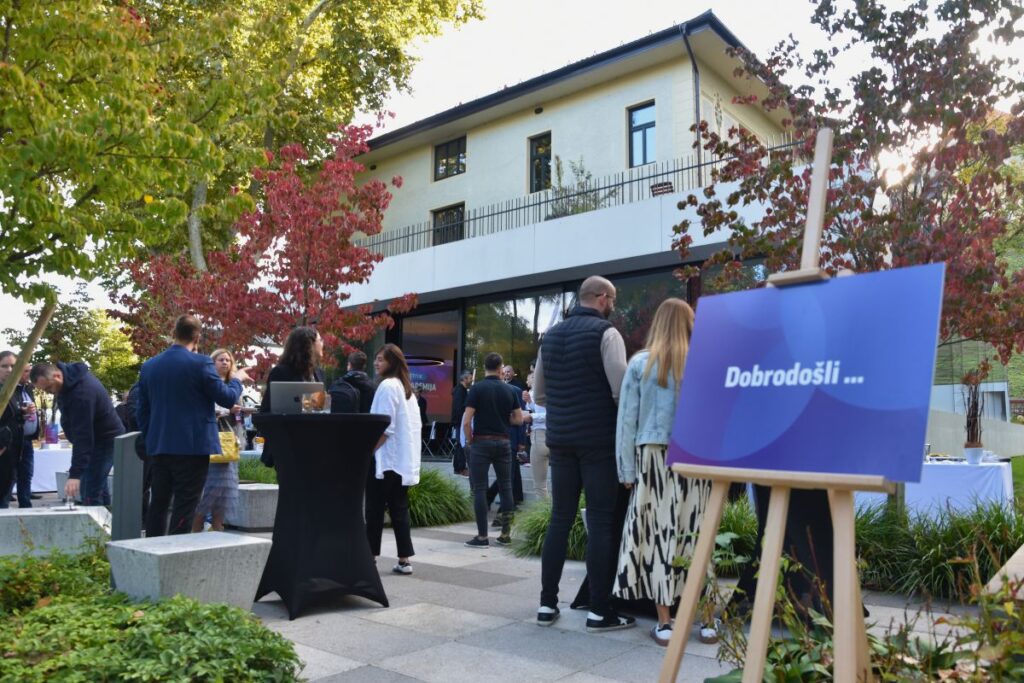 Zbiranje udeležencev pred Intrix akademijo