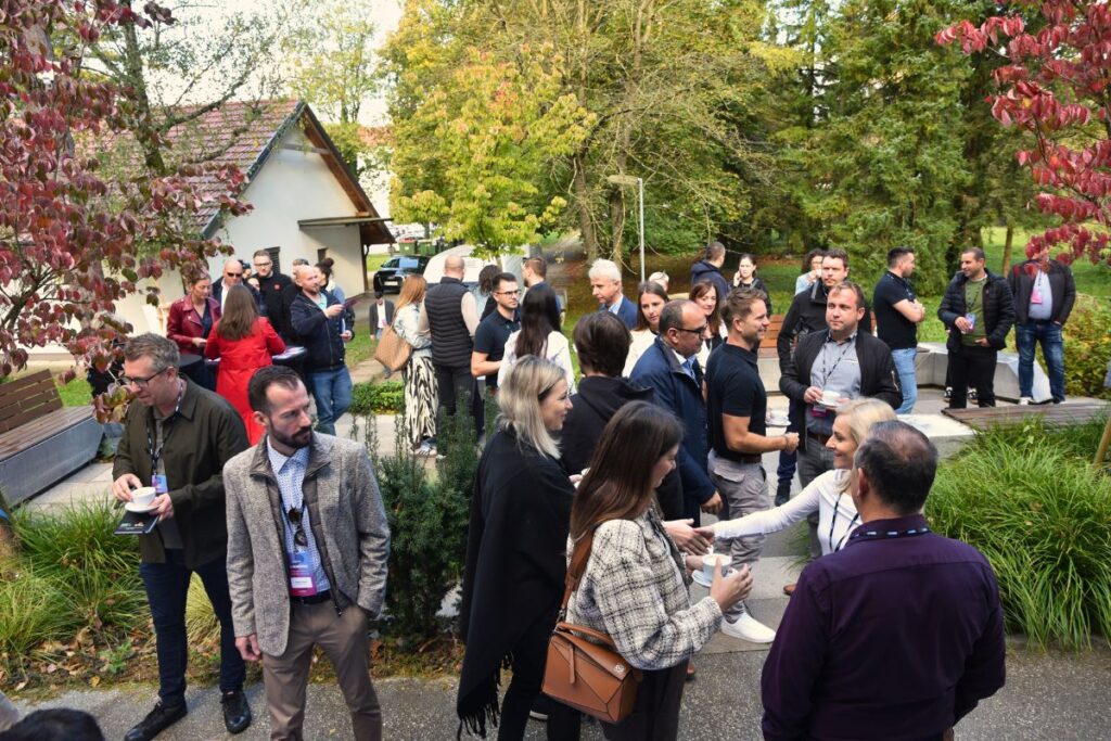 Druženje s pogostitvijo