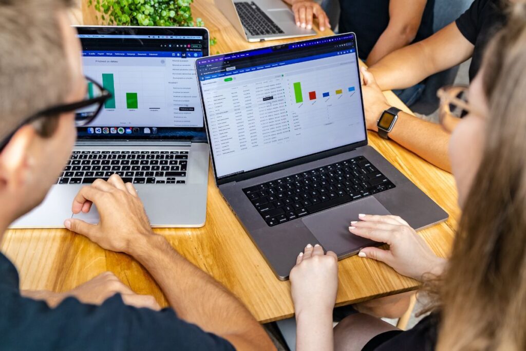 Uporaba Intrix CRM v praksi Ekipa, ki dela v sistemu Intrix CRM