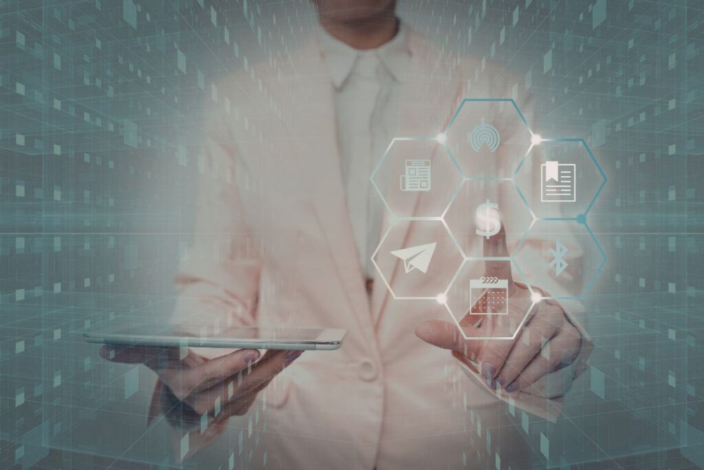 Prilagoditve in razvoj funkcionalnosti po meri v CRM sistemu Vizualna ponazoritev prilagoditev, nadgradenj in razvoja funkcionalnosti po meri v CRM sistemu.