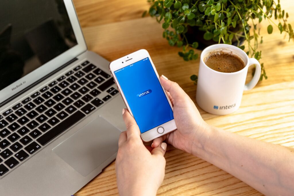 uporaba-intrix-sistema-mobilna-in-namizna-dostopnost-preglednost-podatkov